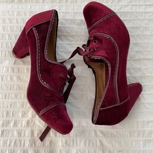 Chelsea Notch Oxford Heel